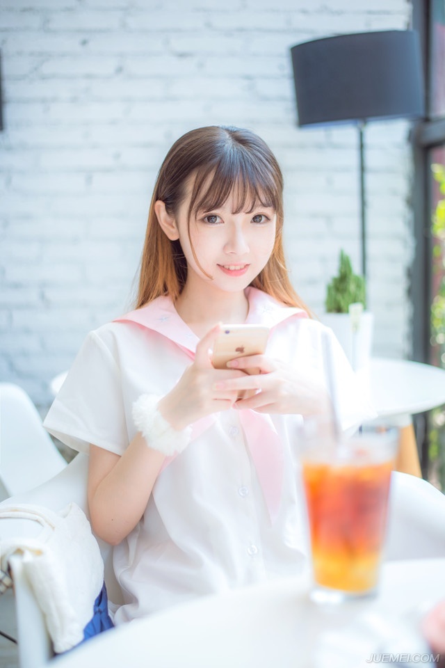 “我已命人将你妻子接走，秋毫无犯。”法正淡然道。